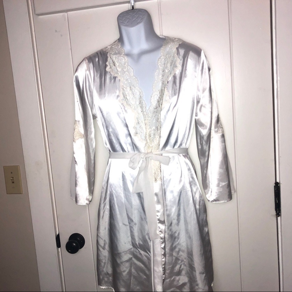 Oscar de la Renta Pink label White Robe w/Tie Medium Luxury‎ Satiny